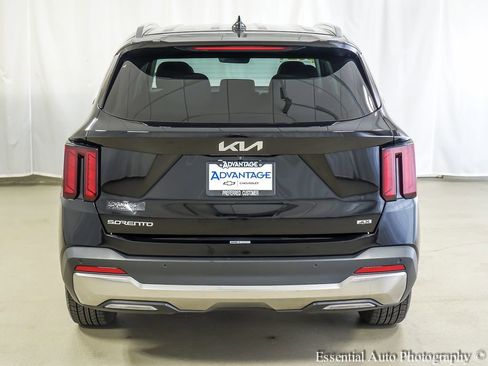 Used 2024 Kia Sorento S image 6