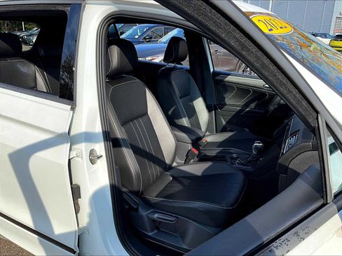 Used 2022 Volkswagen Tiguan SE R-Line image 11