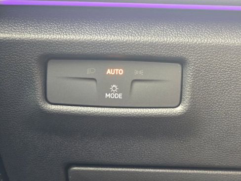 New 2025 Volkswagen Tiguan SE image 27