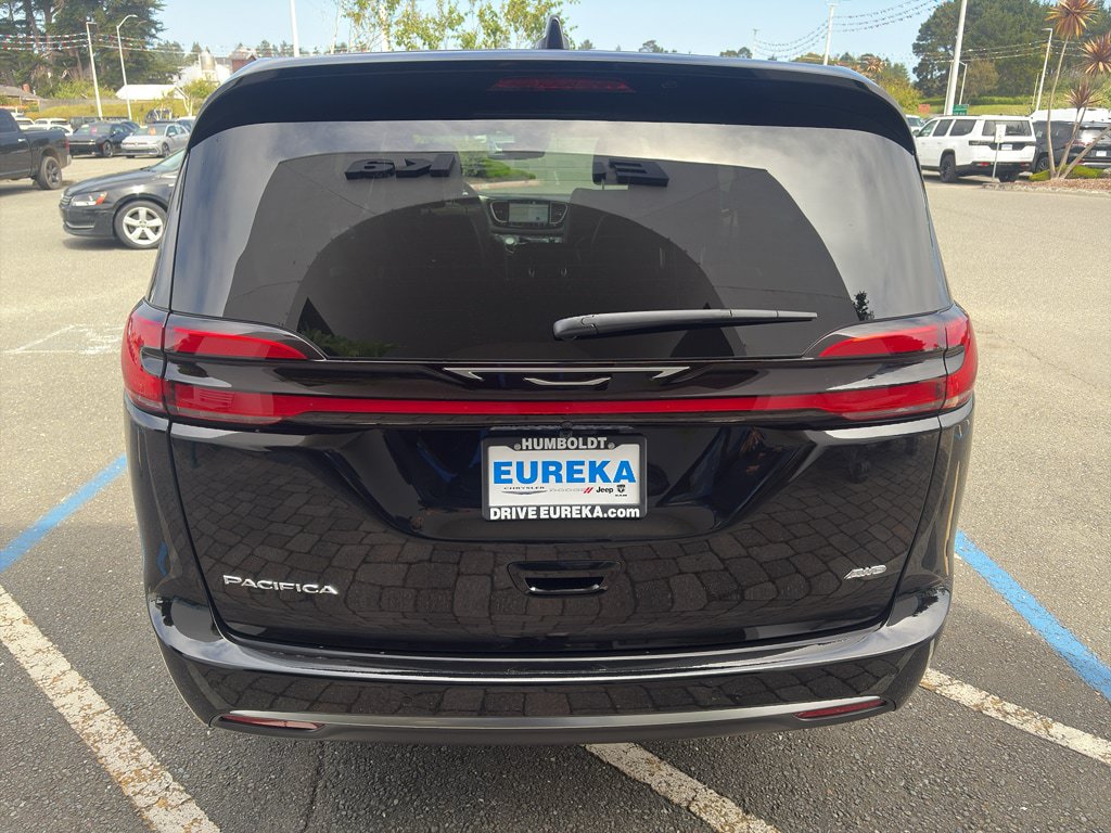 New 2027 Chrysler Pacifica Select w/ Family Tech Group AWD/4WD image 19