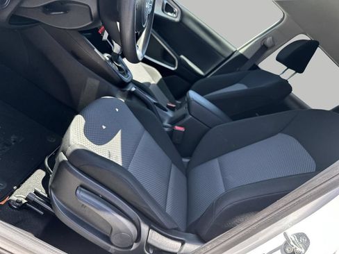 Used 2023 Kia Soul LX w/ LX Technology Package FWD image 9