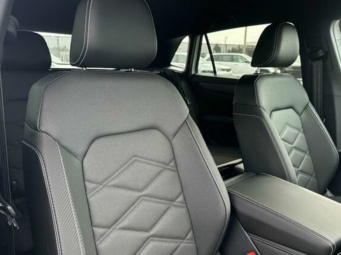 New 2024 Volkswagen Atlas Cross Sport SE FWD image 17