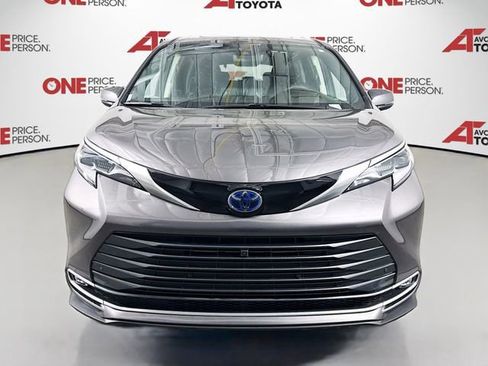 Certified 2023 Toyota Sienna Platinum image 2