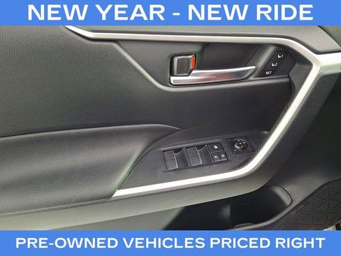 Used 2023 Toyota RAV4 XLE Premium image 14