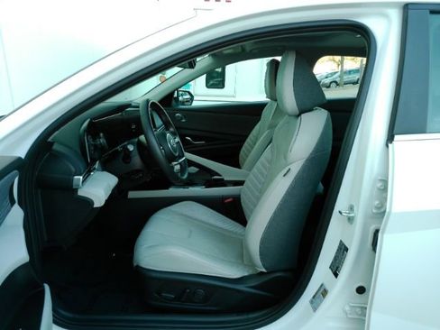 Used 2023 Hyundai Elantra Limited image 16