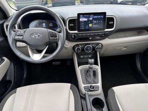 Used 2024 Hyundai Venue SEL FWD image 15