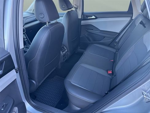 Used 2022 Volkswagen Taos SE image 19