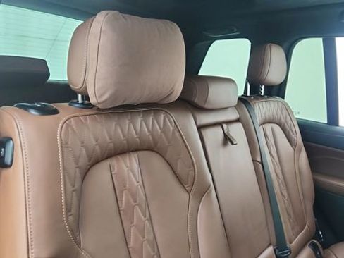 Used 2025 BMW X7 M60i image 27