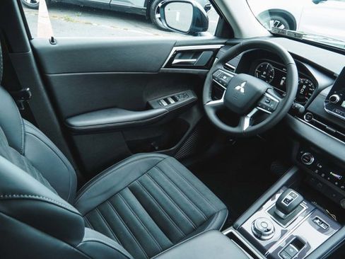 New 2025 Mitsubishi Outlander SE image 35