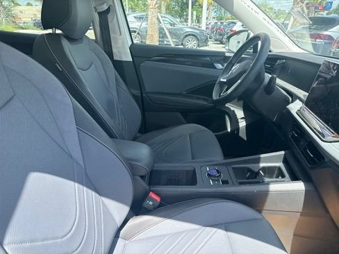 Used 2025 Volkswagen Tiguan SE w/ Panoramic Sunroof Package AWD/4WD image 13