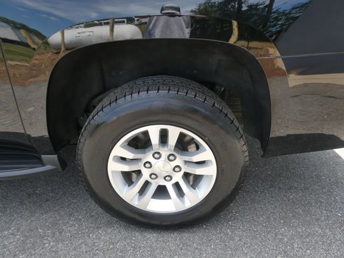 Used 2019 Chevrolet Suburban LT RWD image 35