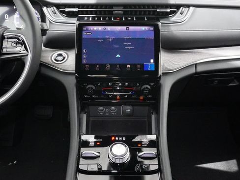 Used 2024 Jeep Grand Cherokee Overland w/ Luxury Tech Group IV AWD/4WD image 19