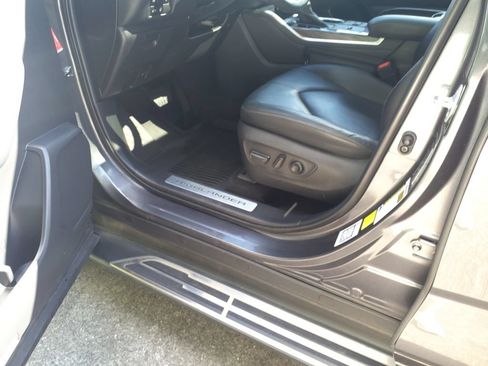 Used 2023 Toyota Highlander Limited FWD image 18