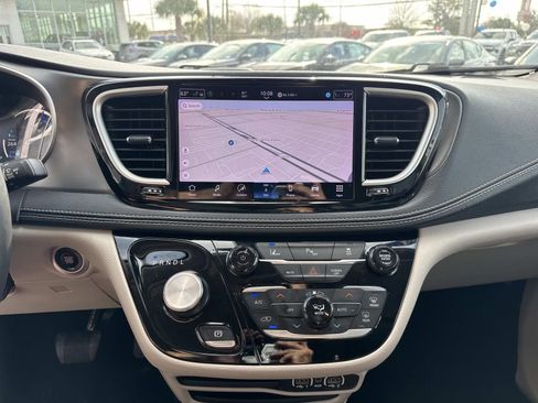 Used 2024 Chrysler Pacifica Limited FWD image 25
