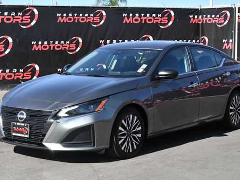 Used 2025 Nissan Altima 2.5 SV FWD image 3