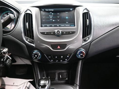 Used 2018 Chevrolet Cruze LT image 3
