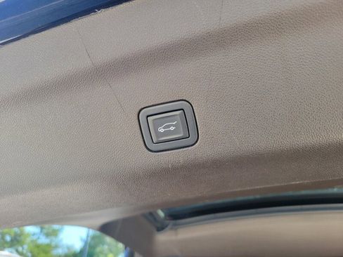 Used 2021 GMC Yukon XL SLT w/ SLT Premium Package image 9