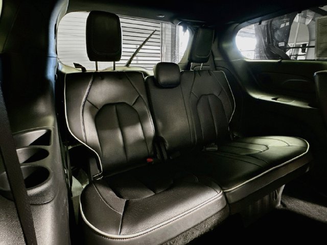 Used 2025 Chrysler Pacifica Limited FWD image 31
