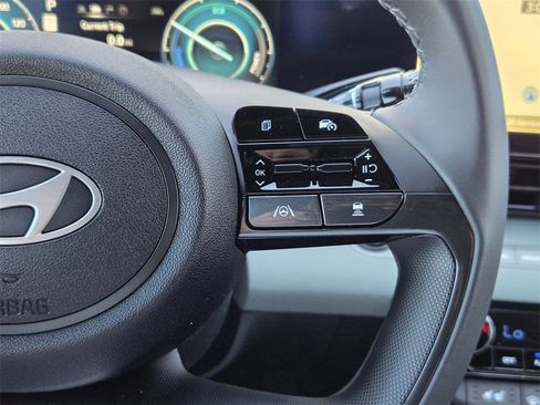 Used 2025 Hyundai Elantra Limited image 21