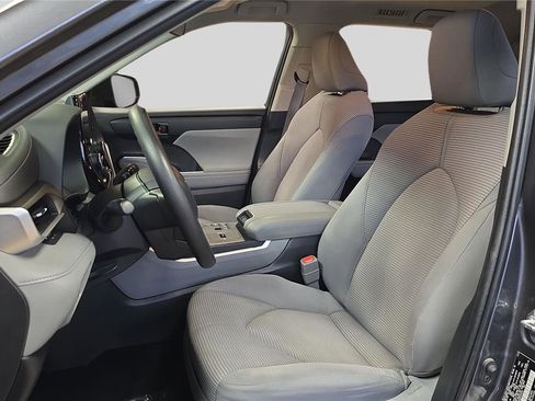 Used 2023 Toyota Highlander L image 11