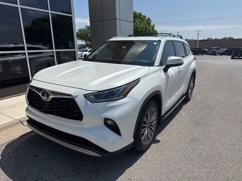 Used 2021 Toyota Highlander Platinum AWD/4WD image 1