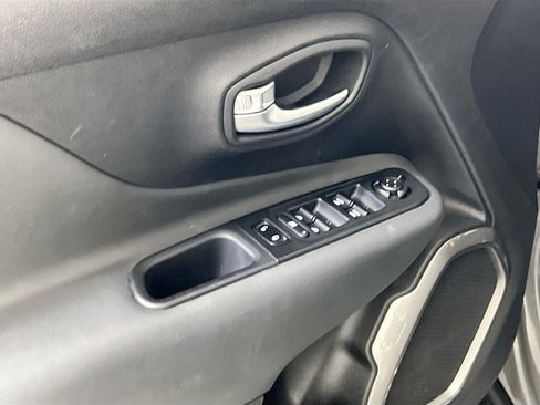 Used 2022 Jeep Renegade Latitude w/ Convenience Group AWD/4WD image 18
