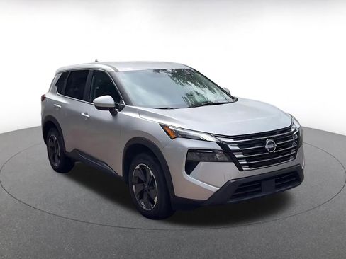 Used 2025 Nissan Rogue SV image 3