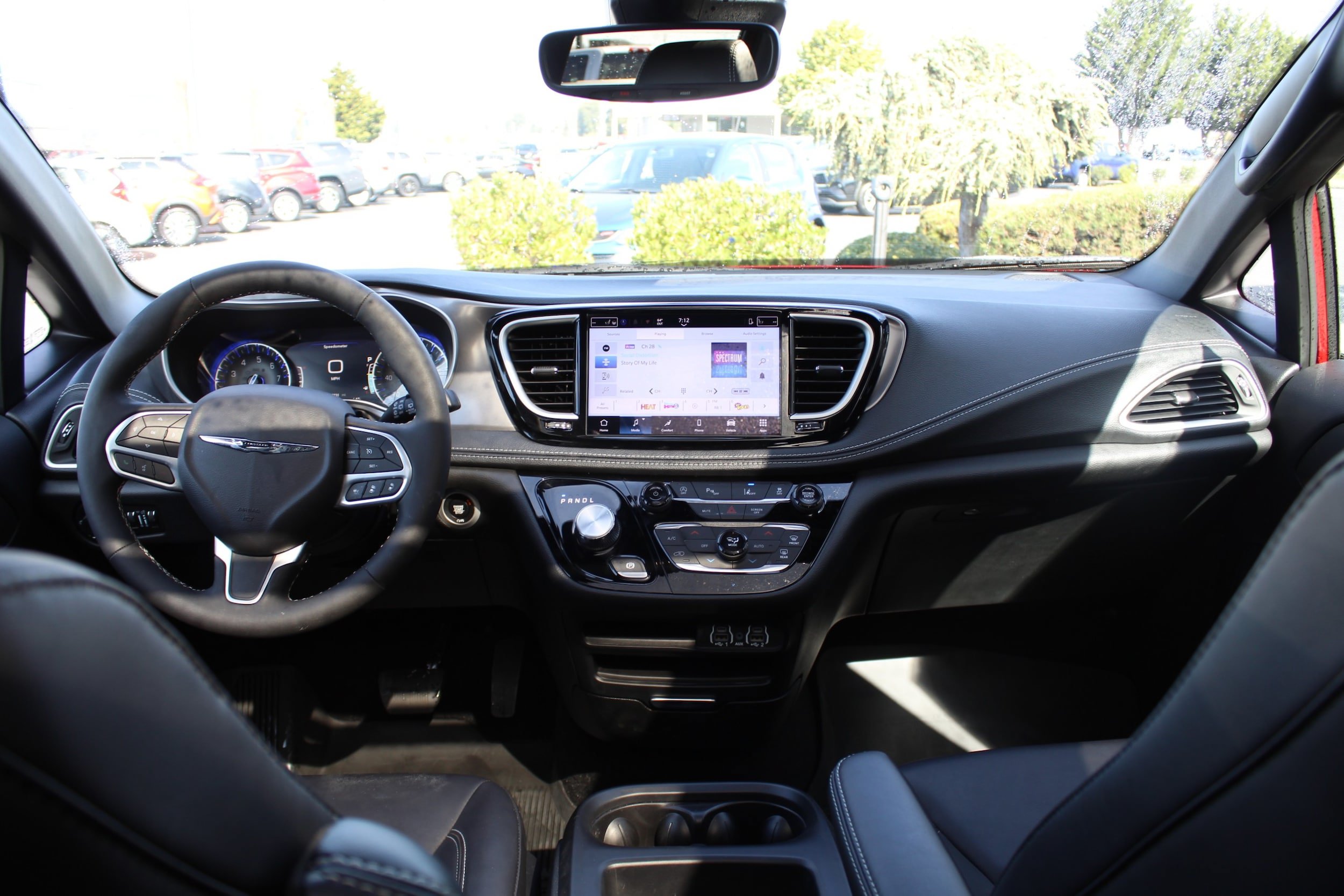Used 2025 Chrysler Pacifica Select w/ Fav Edition Package FWD image 24