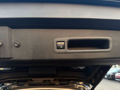 Used 2025 Toyota Sienna XLE image 29