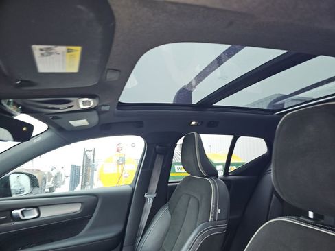 Used 2019 Volvo XC40 T5 R-Design image 25