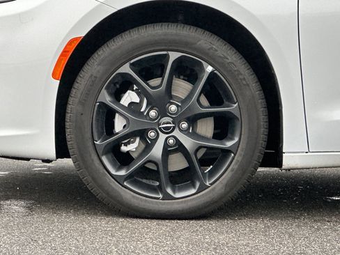 Used 2024 Chrysler Pacifica Limited w/ Uconnect Theater Family Group image 31