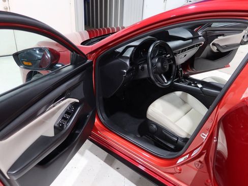 Used 2019 MAZDA MAZDA3 Hatchback FWD image 18