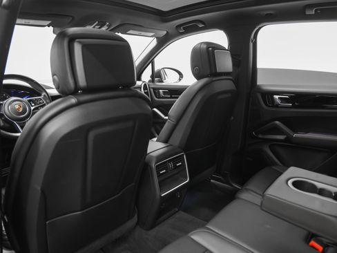 Certified 2019 Porsche Cayenne S image 38