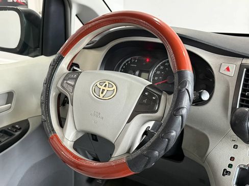 Used 2012 Toyota Sienna LE FWD image 11