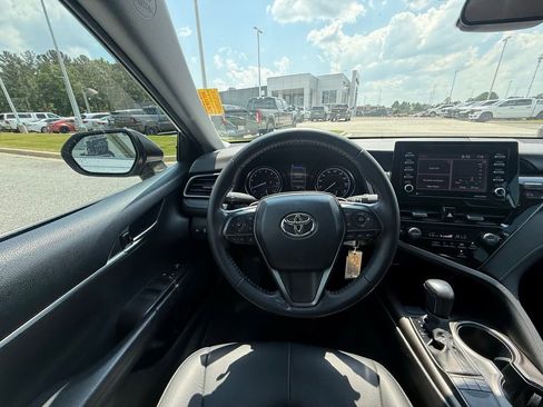 Used 2022 Toyota Camry SE FWD image 16