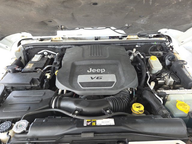 Used 2015 Jeep Wrangler Unlimited Sahara w/ Connectivity Group AWD/4WD image 70
