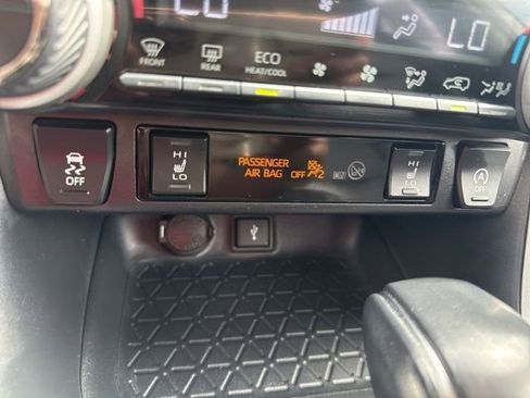 Used 2020 Toyota RAV4 XLE Premium image 17