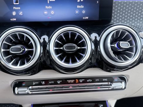 Used 2025 Mercedes-Benz GLB 250 image 59