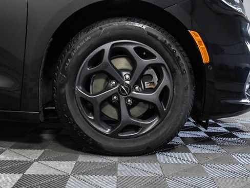 Used 2022 Chrysler Pacifica Touring-L w/ Uconnect Theater Family Group FWD image 48