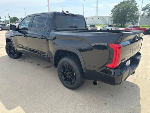 Used 2022 Toyota Tundra SR5 w/ SR5 Convenience Package AWD/4WD image 5