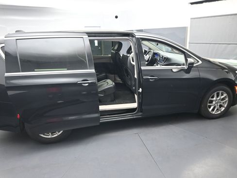 Used 2023 Chrysler Pacifica Touring-L FWD image 10
