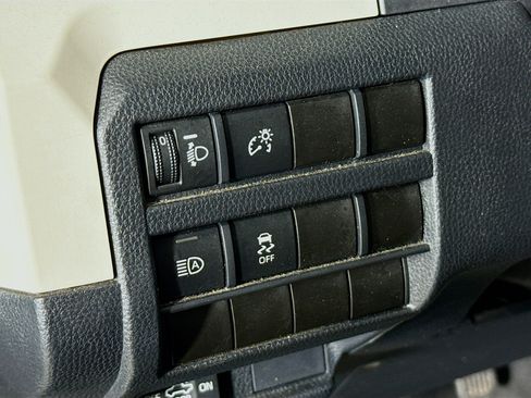 Used 2024 Toyota Tacoma TRD Off-Road image 9