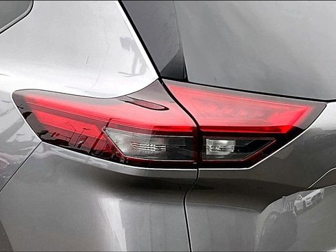 Used 2023 Nissan Rogue SV image 29