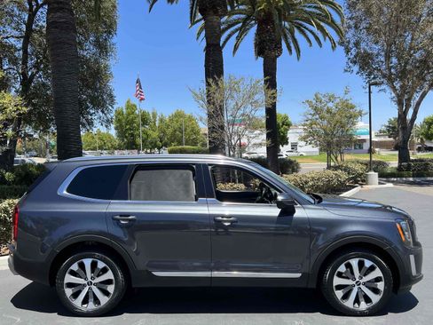 Used 2022 Kia Telluride EX w/ EX Premium Package FWD image 18