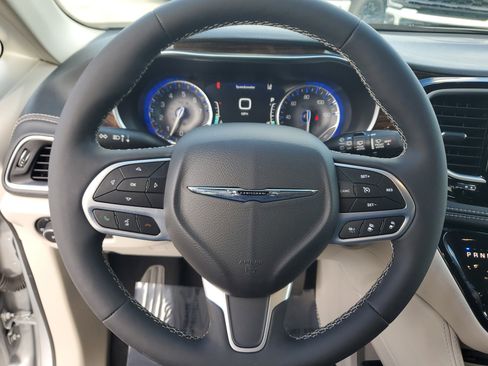 Used 2023 Chrysler Pacifica Limited w/ Uconnect Theater Family Group image 24