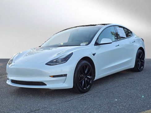 Used 2023 Tesla Model 3 Standard Range image 3