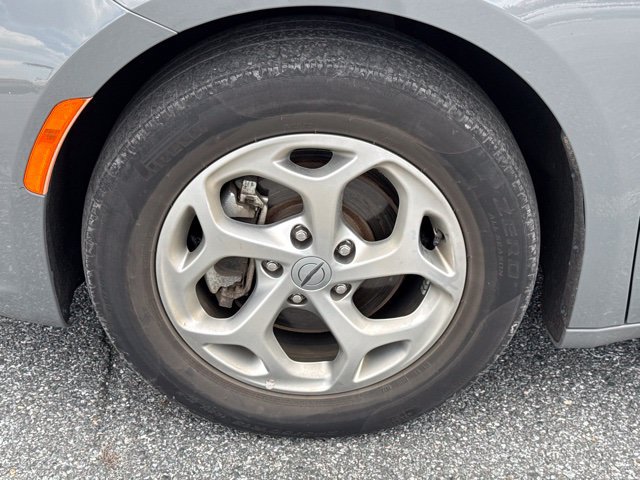 Used 2023 Chrysler Pacifica Limited w/ Uconnect Theater Family Group FWD image 19