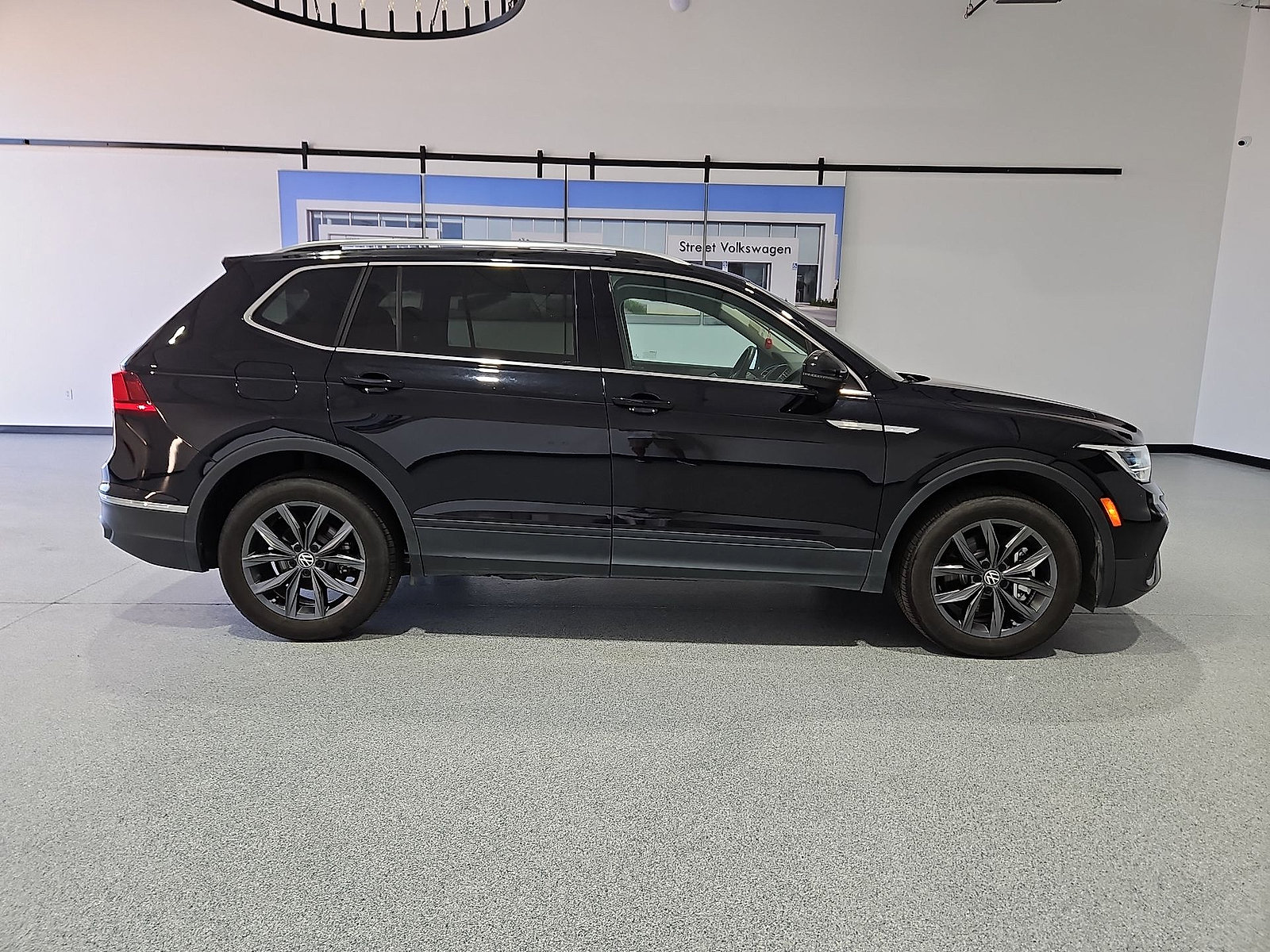 Certified 2024 Volkswagen Tiguan SE FWD image 9