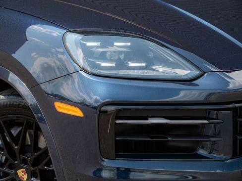 Certified 2024 Porsche Cayenne AWD/4WD image 36