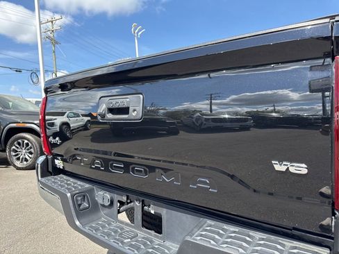 Used 2021 Toyota Tacoma SR5 AWD/4WD image 28